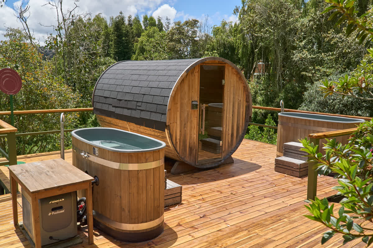 Sauna de barril en el jardín de EYOWA